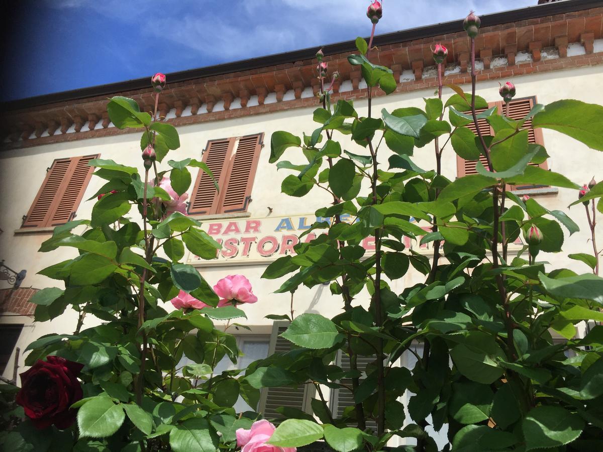 Albergo Ristorante Italia Serralunga d'Alba Esterno foto