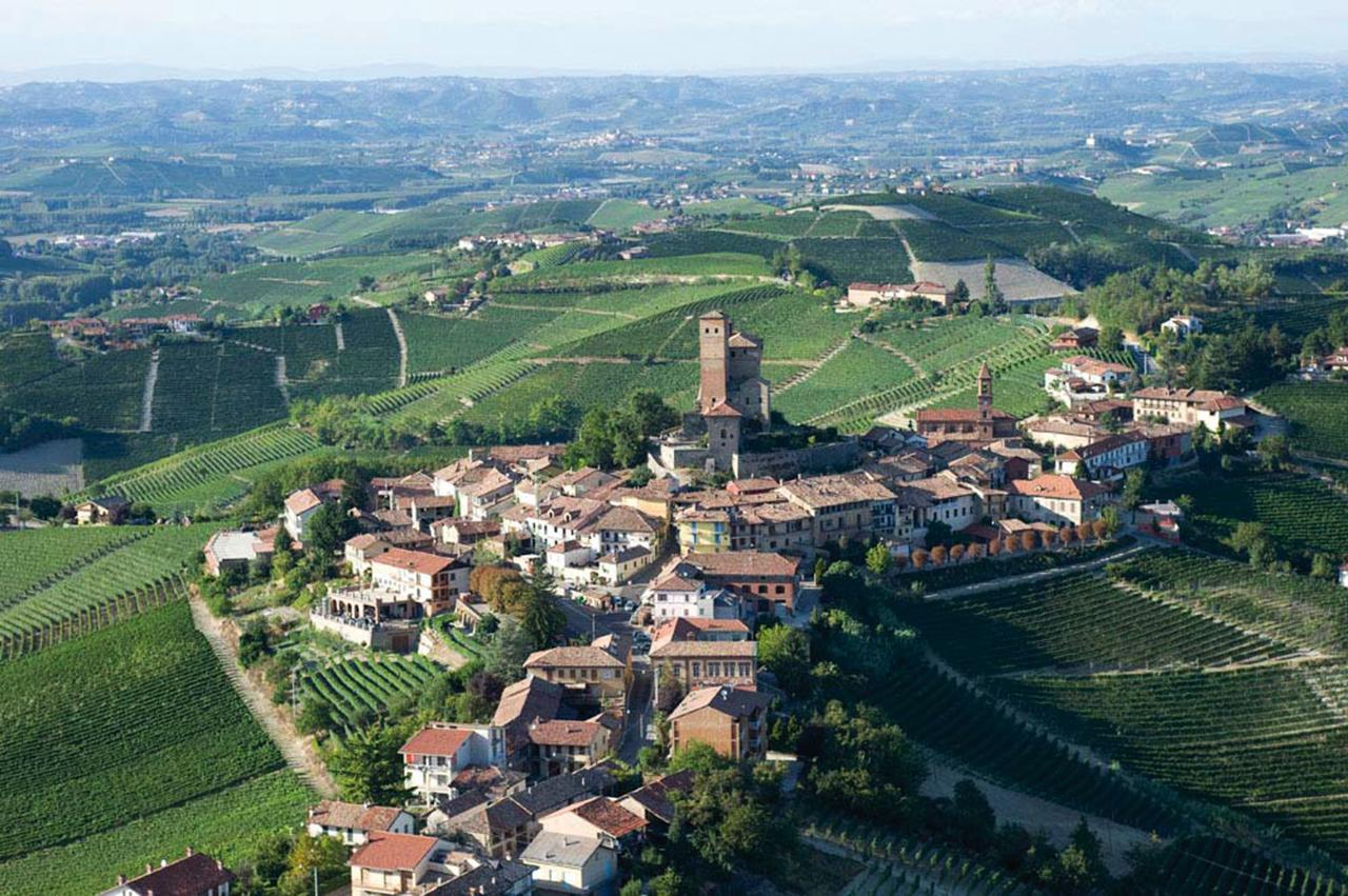 Albergo Ristorante Italia Serralunga d'Alba Esterno foto